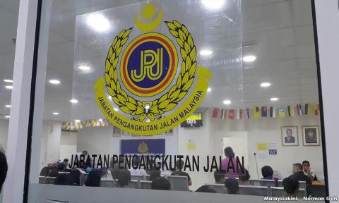 PEGAWAI KANAN JPJ KENA SAMAN TRAFIK